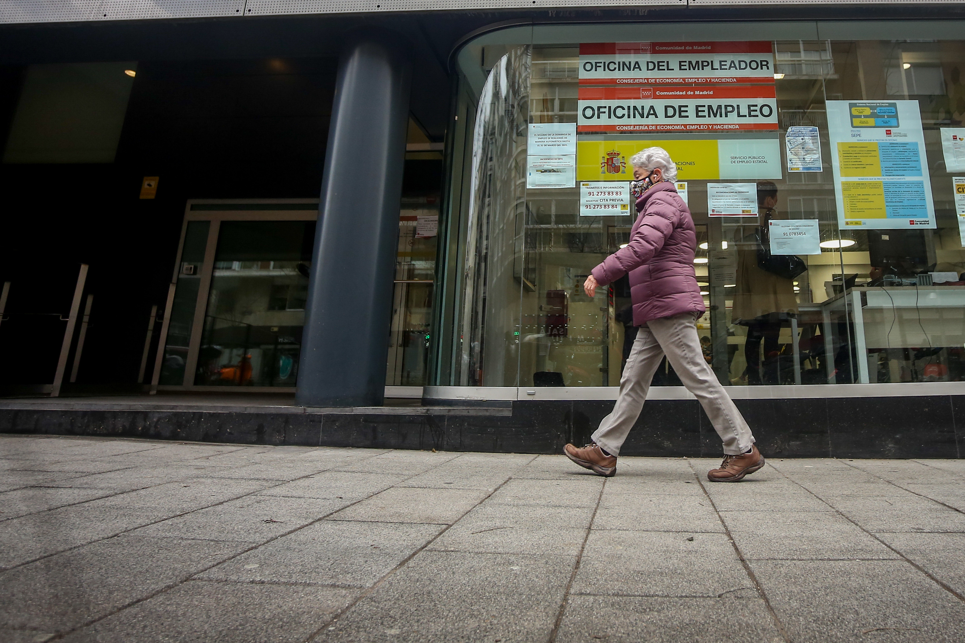 Global economy on firmer ground, but with divergent recoveries amid high uncertainty