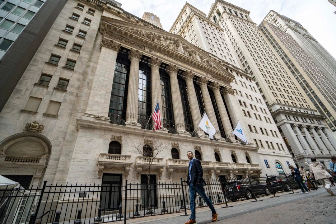 Investors Shrug Off Prospects of Higher Tariffs as US Stocks Post Record High
